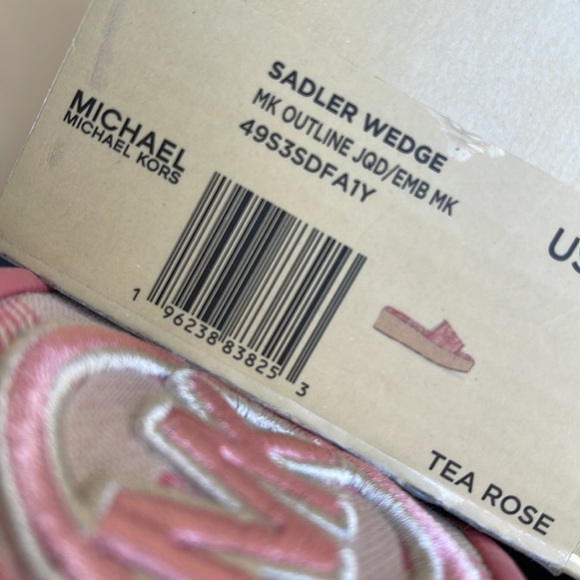 MICHAEL KORS SADLER WEDGE
MK OUTLINE JQD/EMB MK
TEA ROSE
49S3SDFA1Y
New - Picture 16 of 16